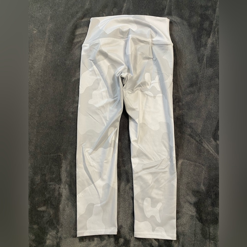 ALO size S white camo crop legging - Picture 2 of 3
